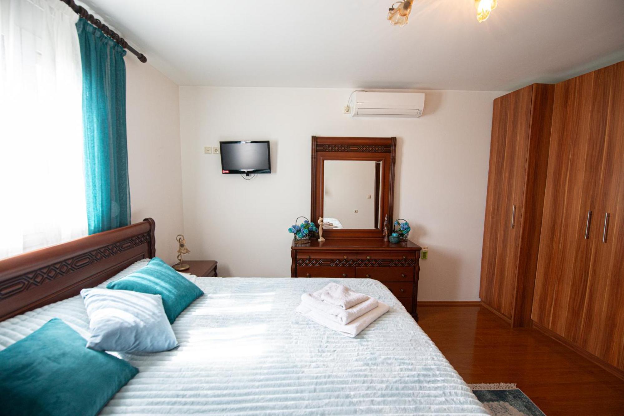 Nikola's Endless View Apartment *